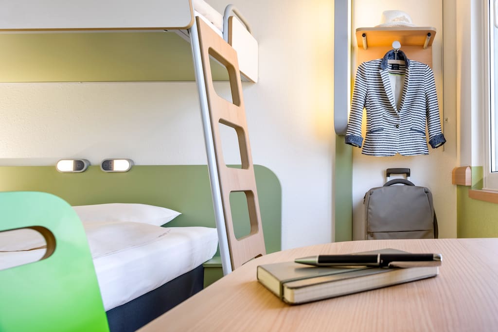 Chambre cocoon & design équipée d'un lit double avec une couette douillette, douche spacieuse et toilettes. Profitez de la TV écran plat avec de nombreuses chaînes, de connexions multimédia et du Wi-Fi.