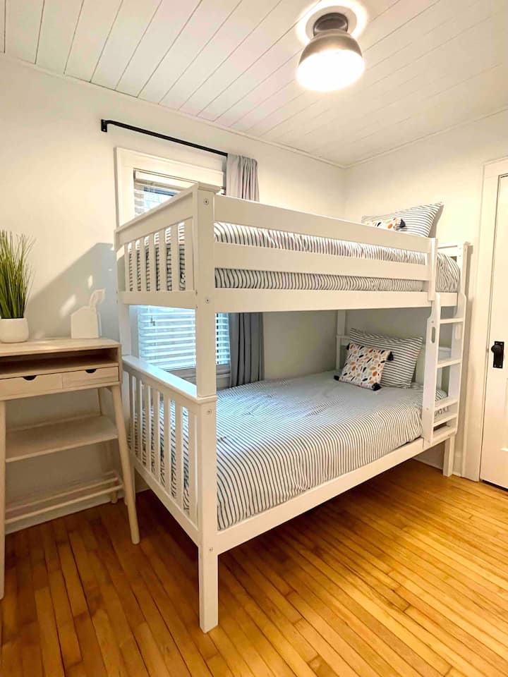 เตียงสองชั้นที่แข็งแรงมากพร้อมแกนโลหะที่สามารถรองรับน้ำหนักได้มากกว่า 300 ปอนด์ในแต่ละชั้นฟูกนอนสบายมาก 2 อัน  ห้องพักที่ยอดเยี่ยมสำหรับผู้ใหญ่หรือเด็ก!