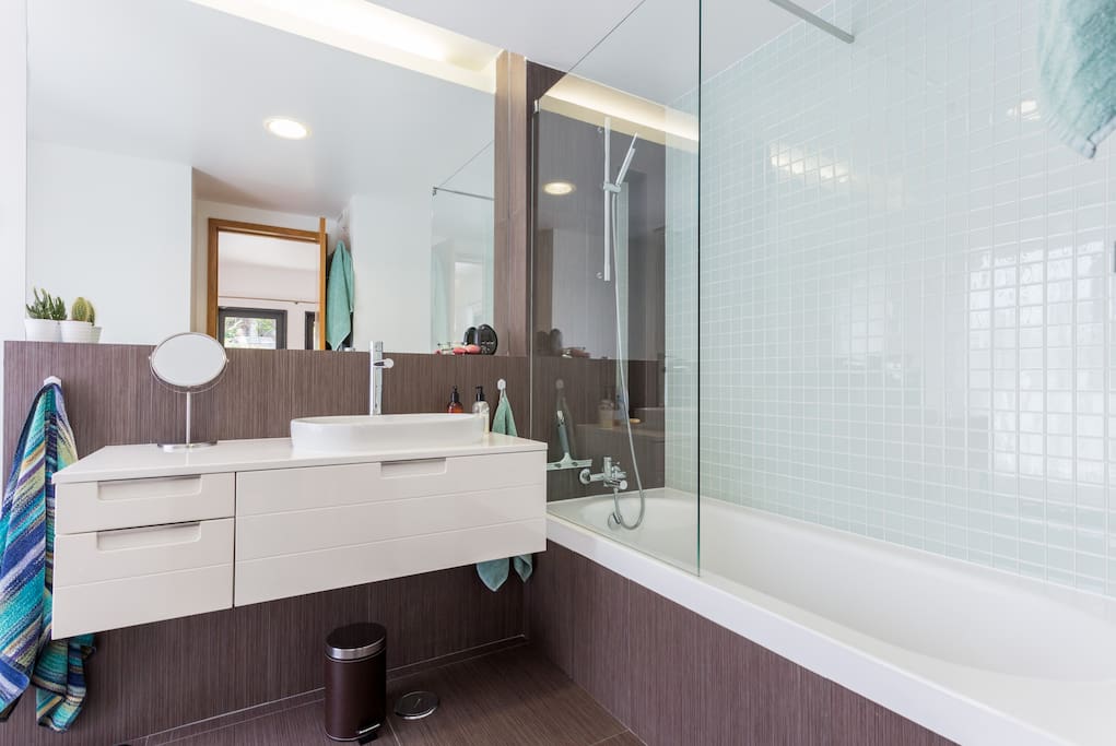 Bathtub and large mirrors.