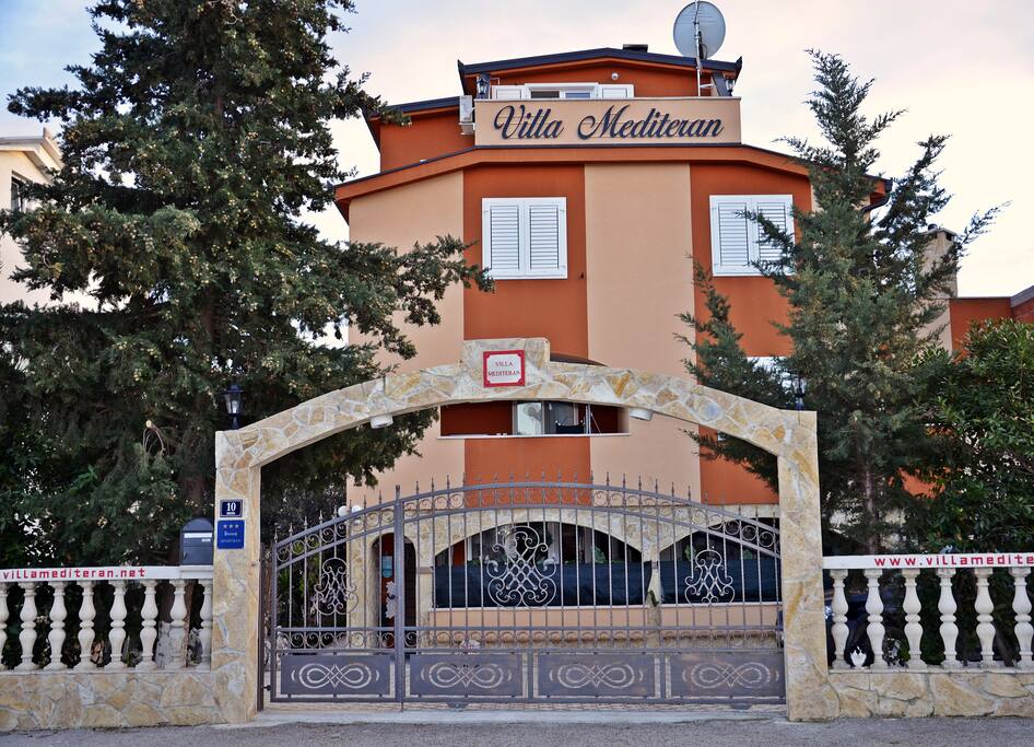 Villa Mediteran entrance