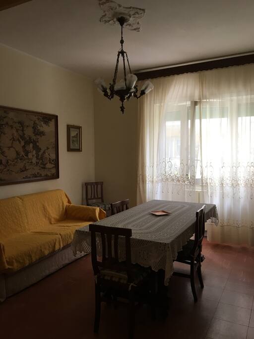 Salone con divano letto a due posti