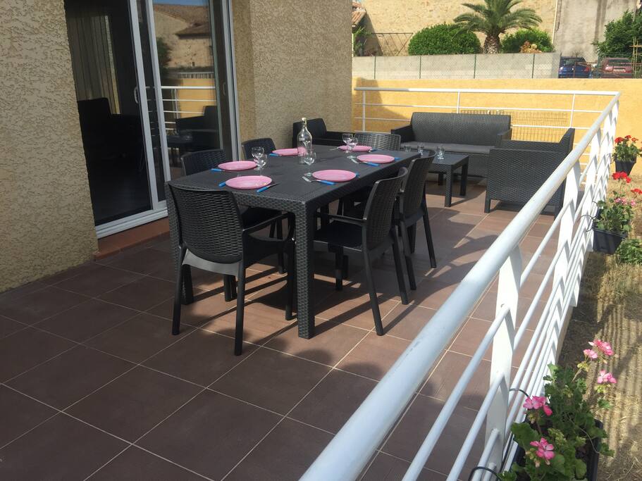 La terrasse , avec son coin apéro, et son espace repas