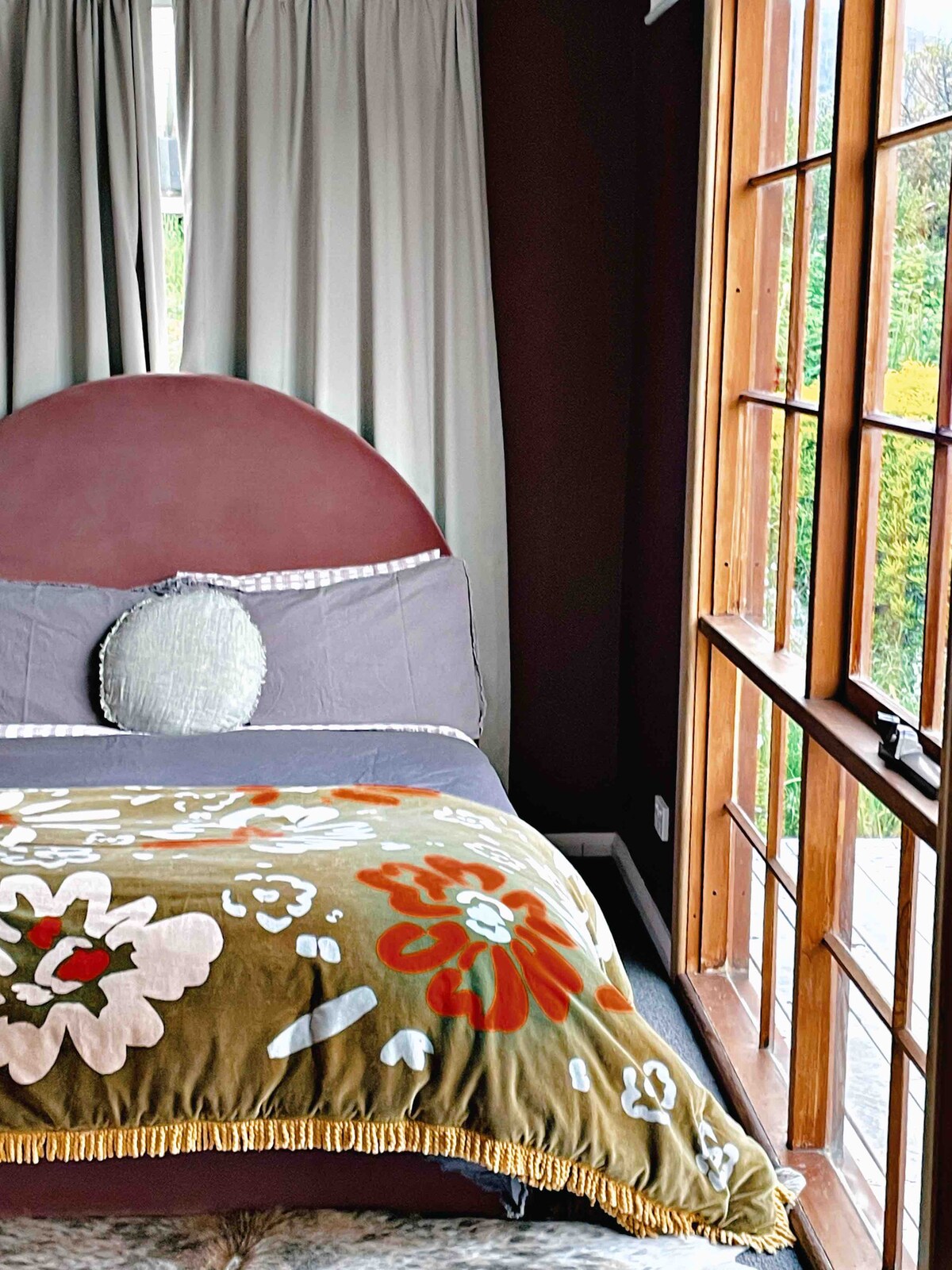 Tweede slaapkamer (het is klein!) met een tweepersoonsbed en uitzicht op de tuin 