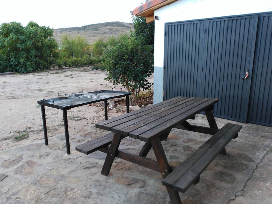 MESA EXTERIOR Y BARBACOA