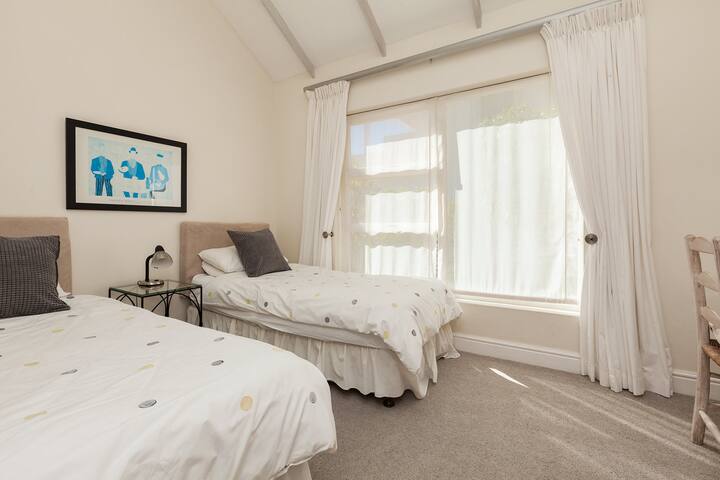 Top Floor Apt – 3 mins walk to beach gallery image 5