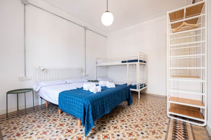 Dormitorio 3 con una cama doble, una litera con dos camas individuales y bonito perchero