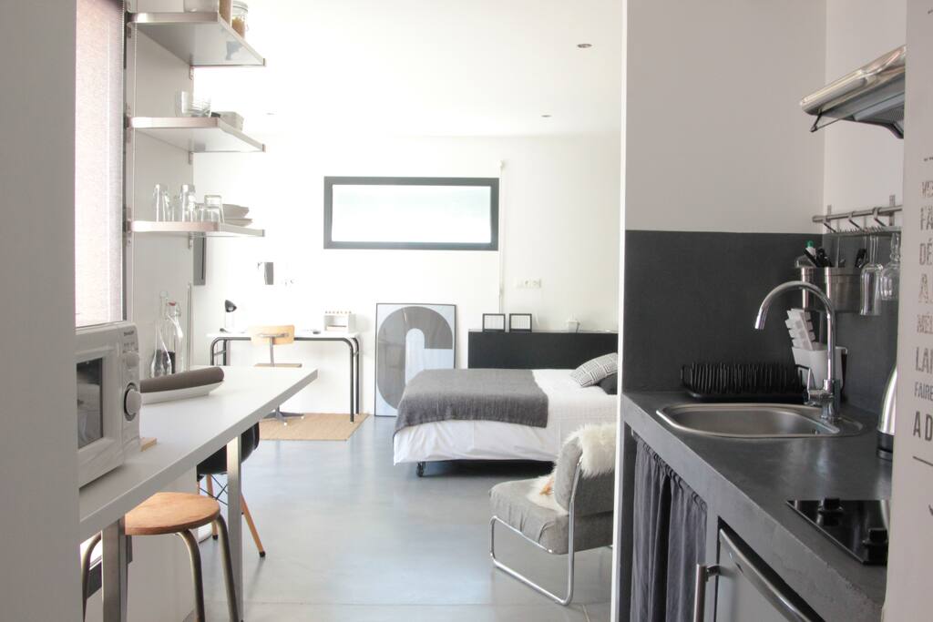 Le coin cuisine tout équipé. Petit frigo congélateur , plaque de cuisson , cafetière , bouilloire , grille pain , micro onde , vaisselle ...