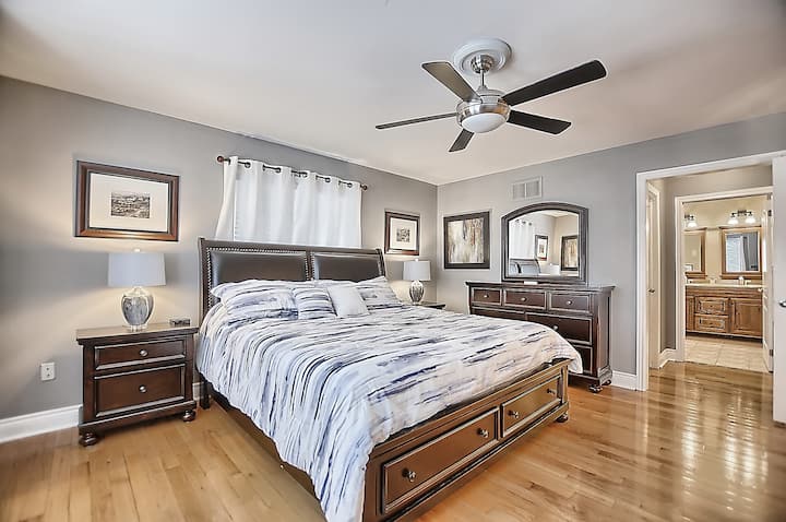 Chumba cha kulala cha Mwalimu na meza ya kuvaa na Jacuzzi en-suite 