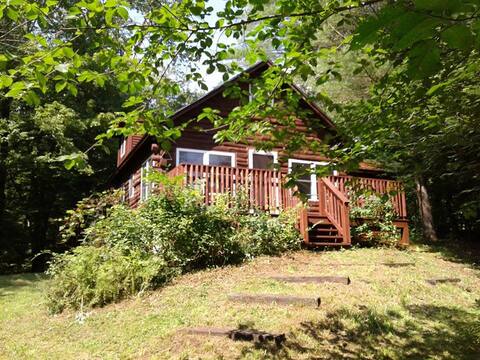 Log cabin in the woods in Richmond VT (near Stowe)