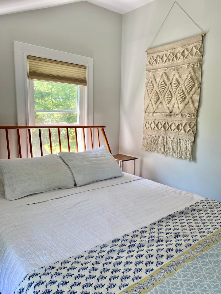 Chumba cha kulala cha pili na kitanda cha malkia. 