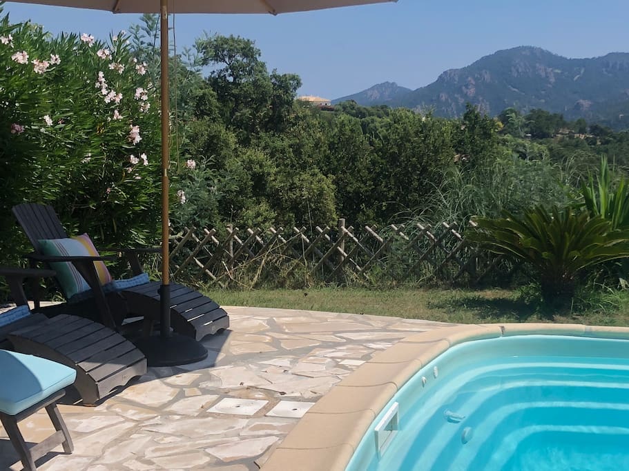 relaxing near the swimmingpool and enjoying beautiful views over the esterel mountains