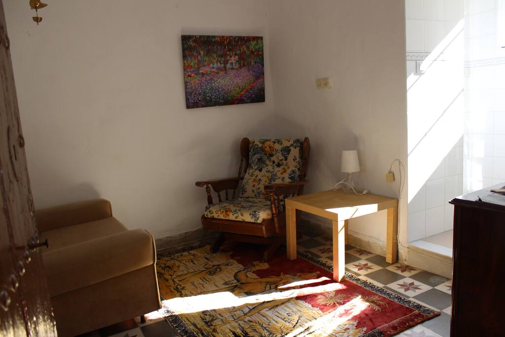 Estancia intermedia entre la habitación y el baño