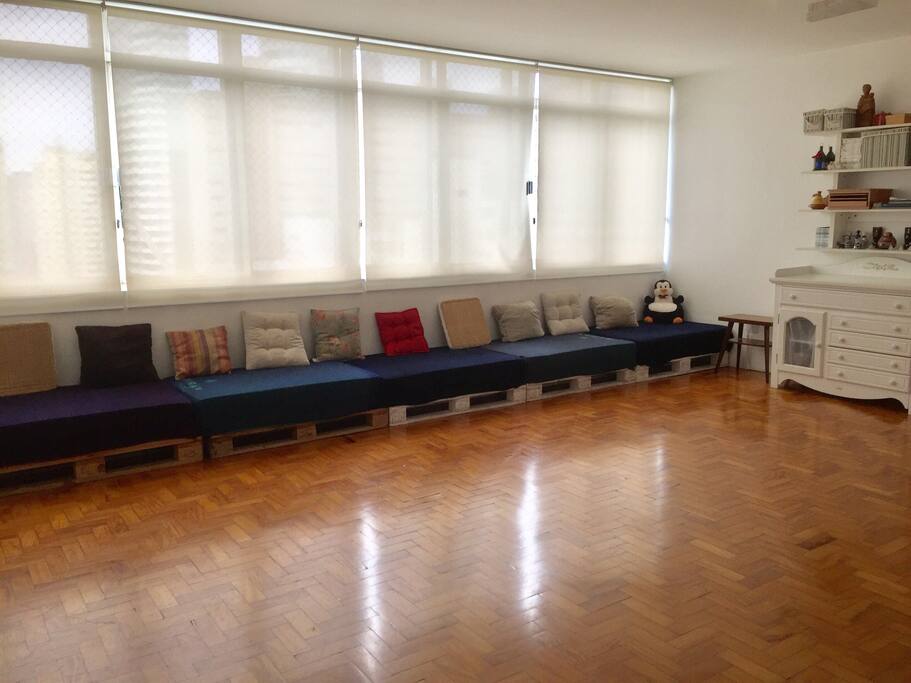 Sala ampla, janelões com vista para o parque Augusta