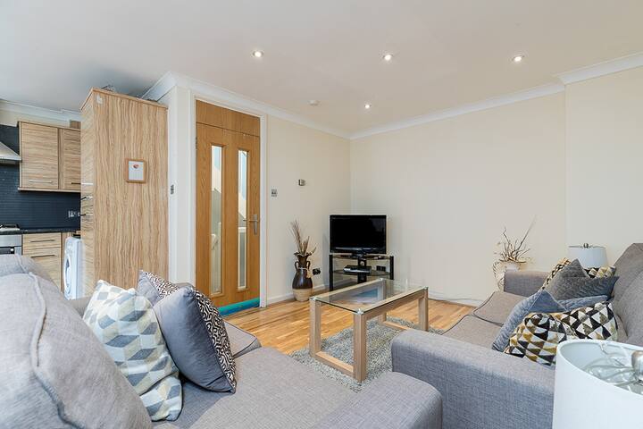 Fab 3 bed 3bath & parking in Central London gallery image 3