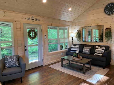 Successful Airbnb property: Pearl Creek Cabin – Cozy Waterfront Retreat in Pittman Center
