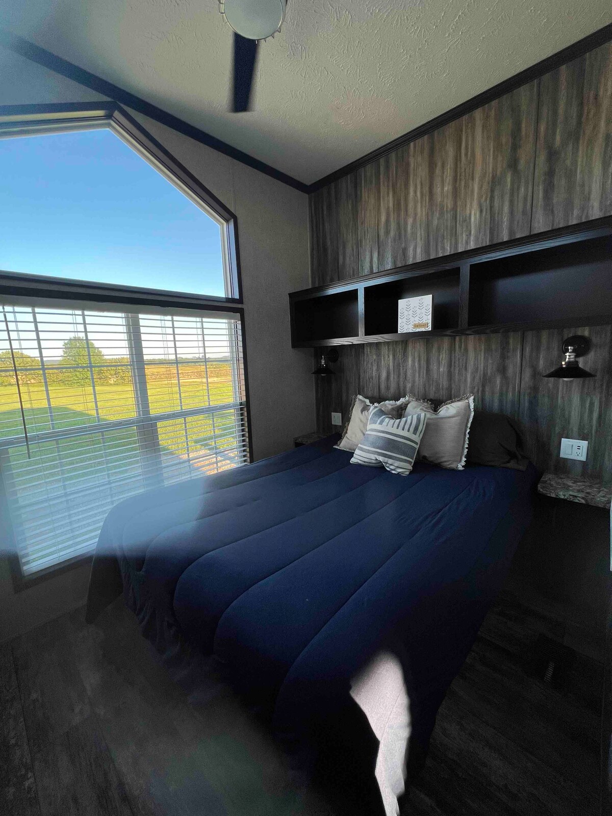 Основна спалня - двойно легло 