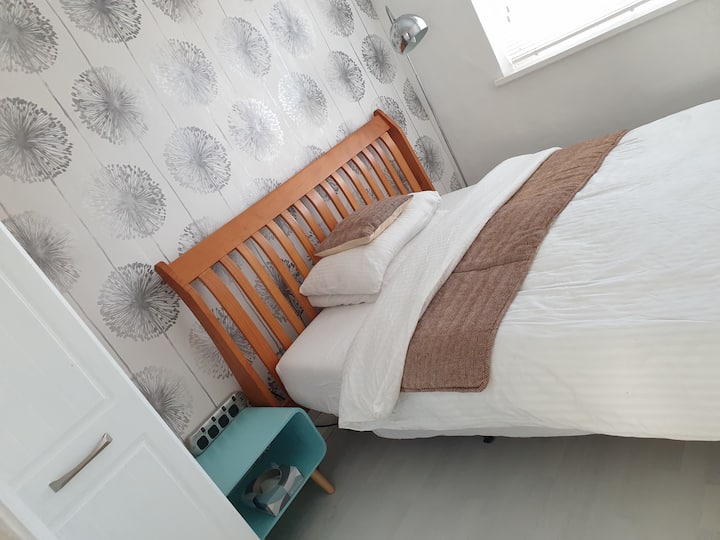 Bright Double bedroom with tropical garden views. Bed and breakfasts