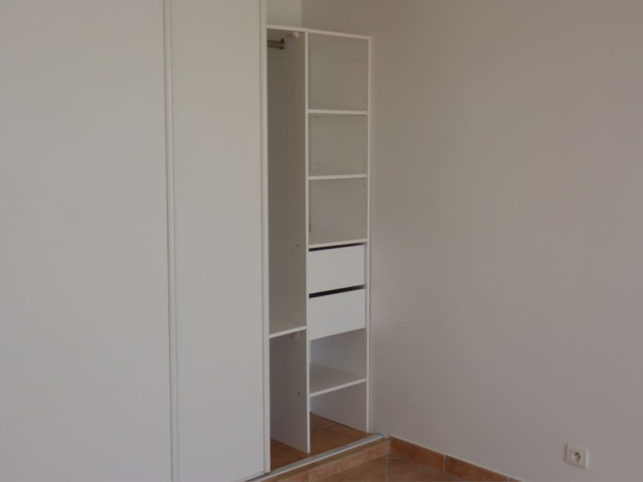 Un placard avec rangements dans chaque chambre