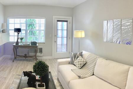 *KING 1 BED  W/ PARKING  AND CLEANING INCLUDED*