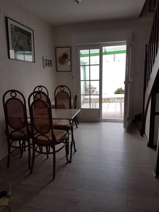 Autre partie du salon avec accès à la courette