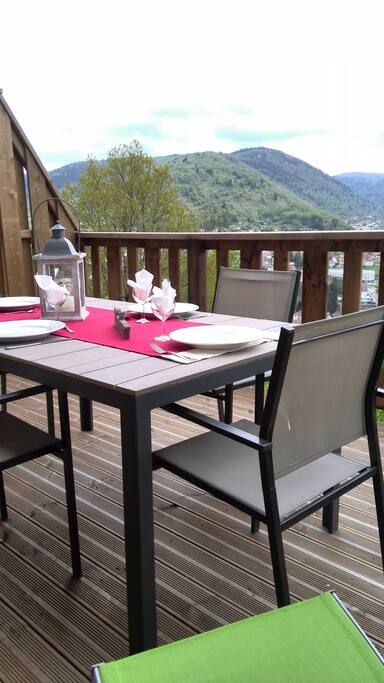 Table ,chaises et transats,parasol sont à votre disposition pour une détente assurée