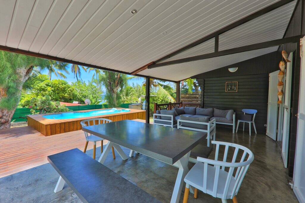 Salon/Salle à Manger d’extérieur couverte et terrasse plein air avec piscine.
