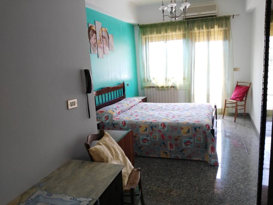 Prima camera da letto con letto matrimoniale, aria condizionata e termosifoni