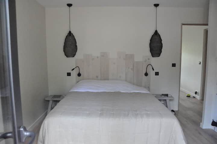 Schlafzimmer 1 Klimaanlage - Bett 160 - Fernseher - Große Schränke + Badezimmer und eigenes WC