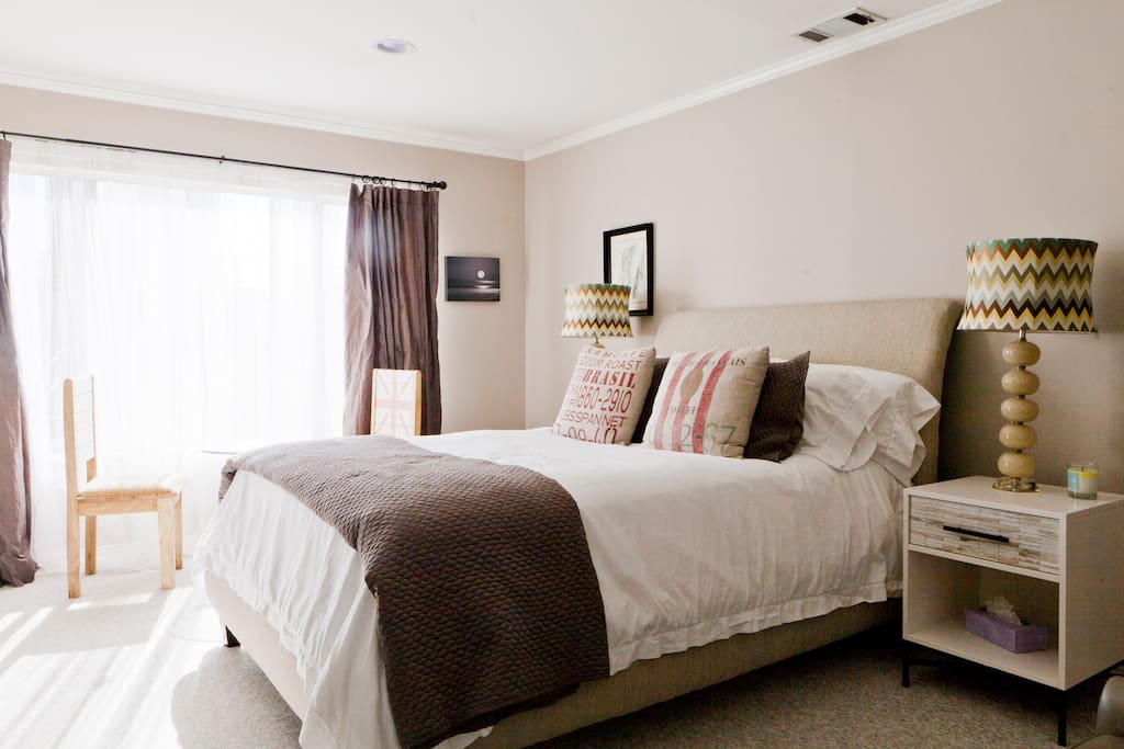 Master bedroom with 2 large closets, flat screen TV and en-suite bathroom.