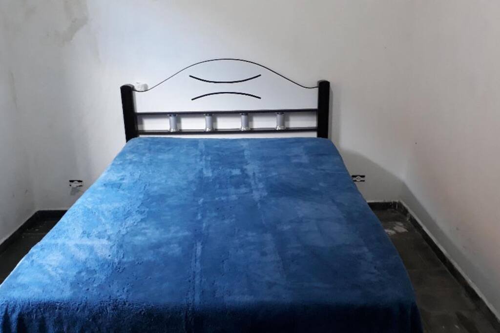 Quarto com uma cama de casal