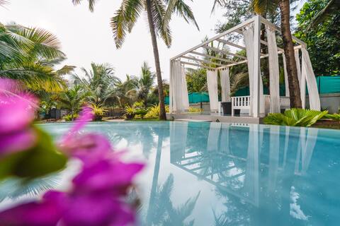 Beach side private Villa with Pool in Calangute.