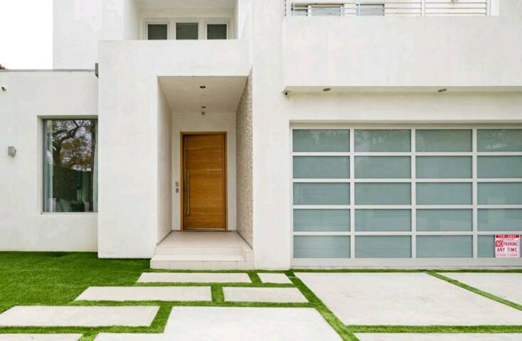 Bervely Grove Luxurious gallery image 3