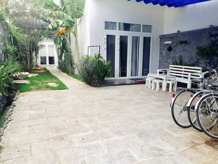 Sân lớn với xe đạp miễn phí