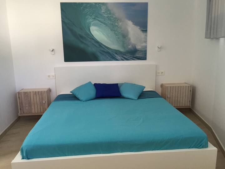 Bedroom with kingsize bed - a surfers dream
