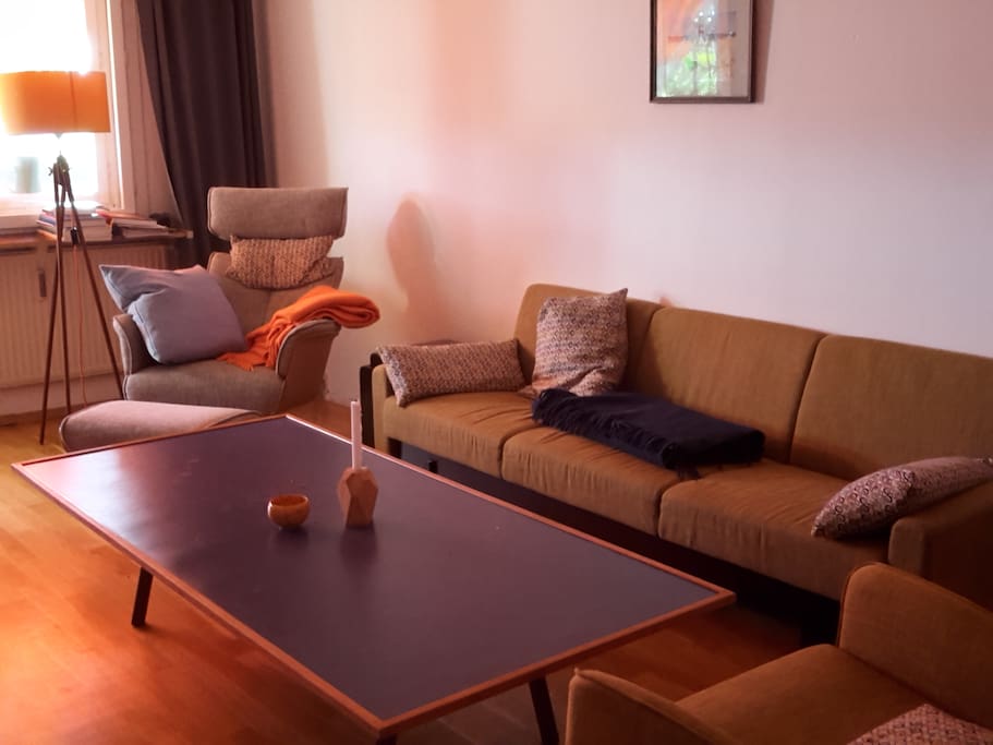 Wohnzimmer mit Balkon