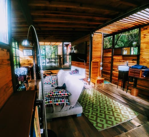 LOFT CEREZO  Lago y montañas a un lado del pueblo