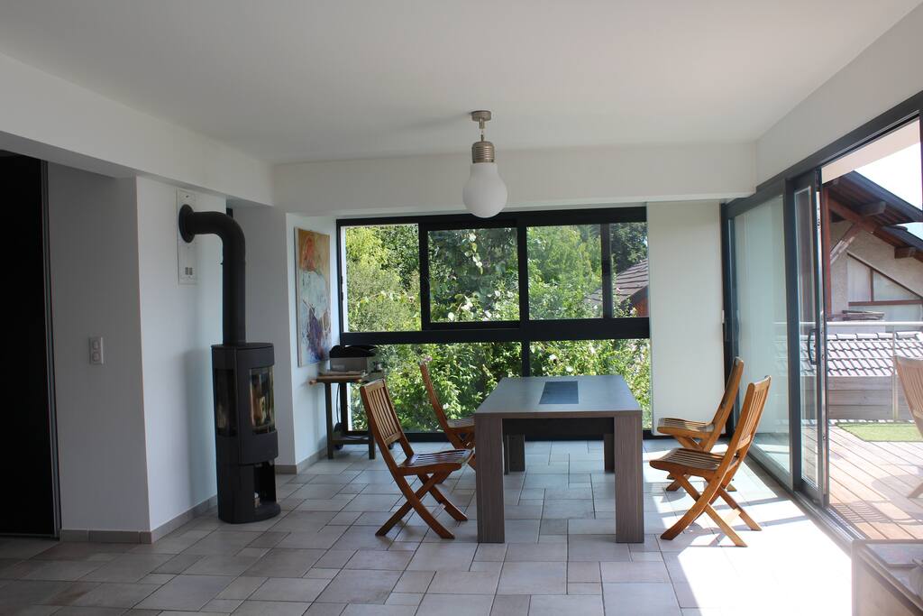 Pièce principale de 40m² donnant sur la terrasse avec 2 grandes baies vitrées
