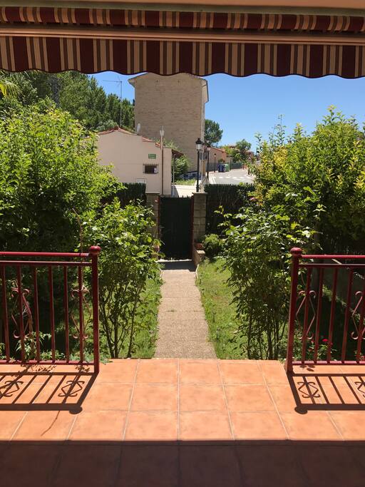 Terraza y jardin