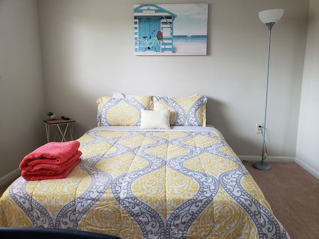 Nice and cozy Room. Good location!