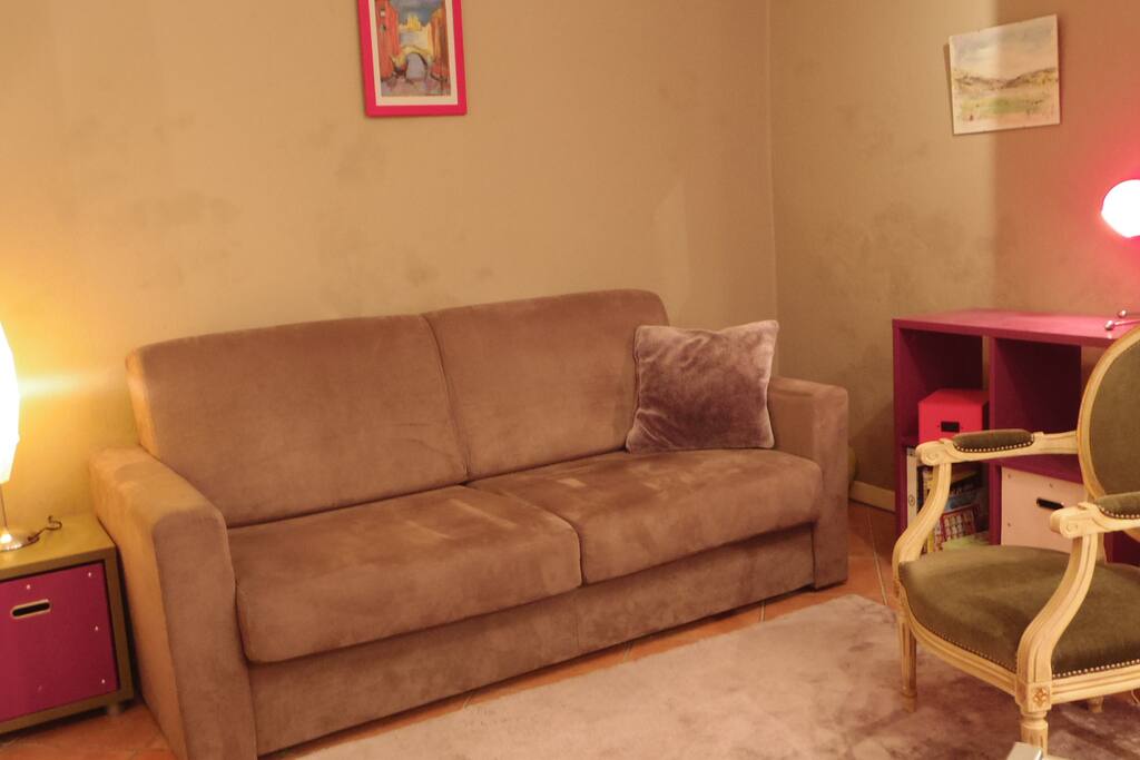 Espace salon avec canapé-lit de 140 cm