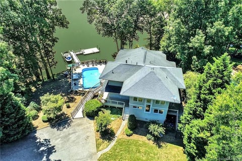 7 Bedroom Updated Lake House Close to Charlotte