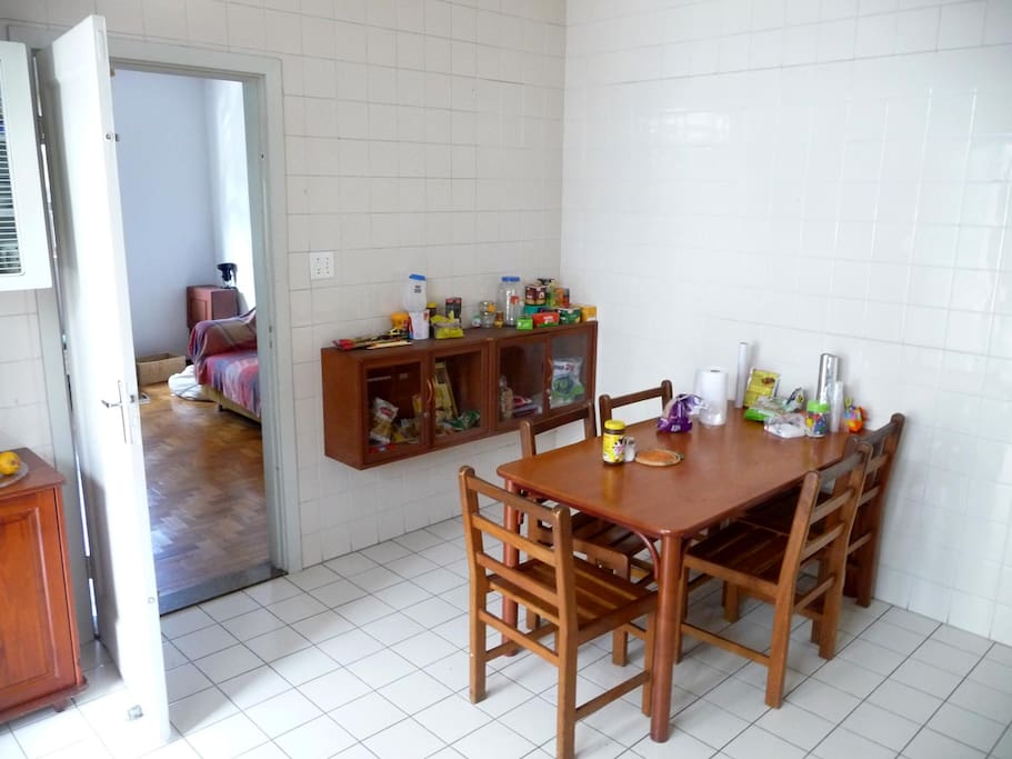 Cozinha enorme, mesa para cinco pessoas.