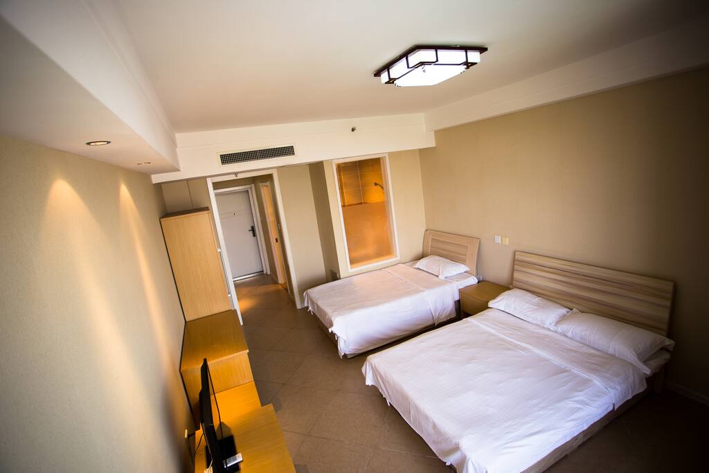 卧室一张大双人床一张单人床