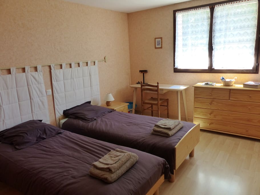 The same bedroom with 2 separated beds, window side/La même chambre lits séparés, côté fenêtre