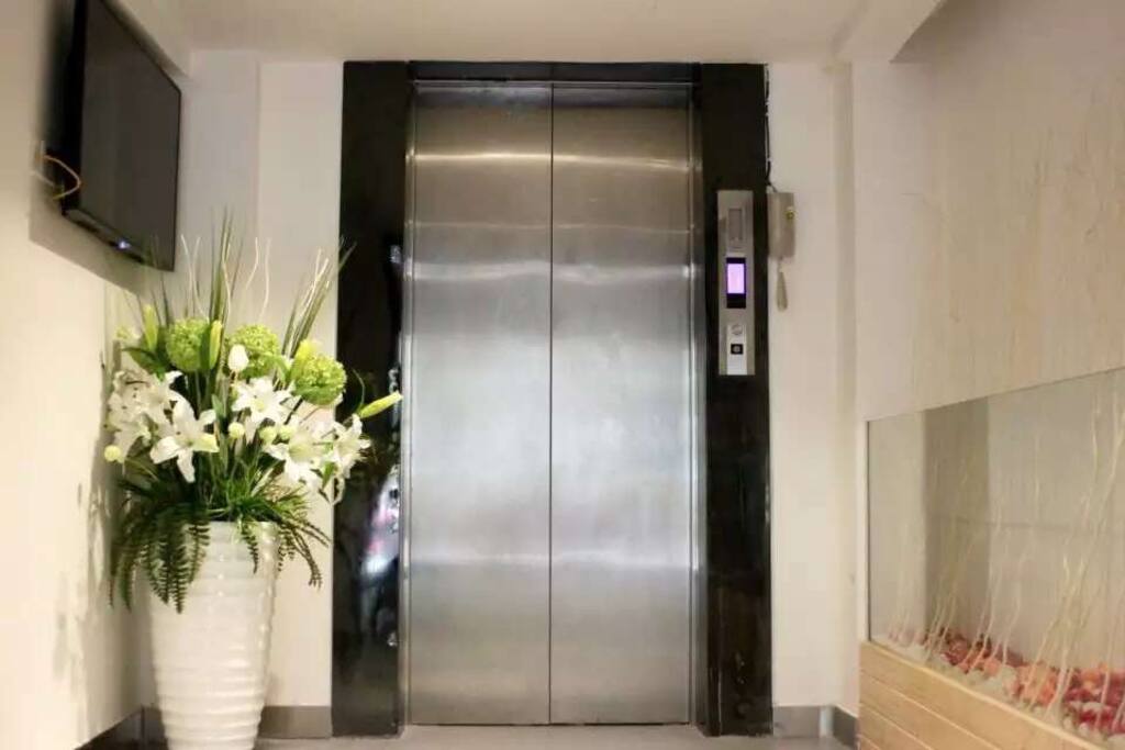 entrance elevator