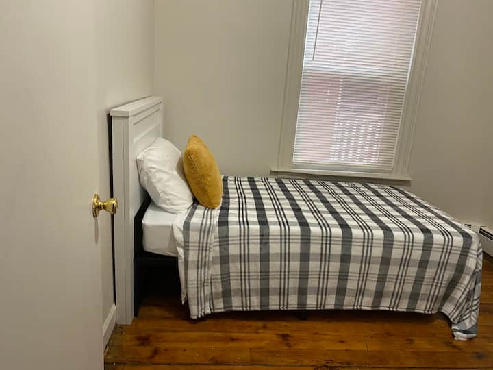 Kitanda cha watu wawili. 