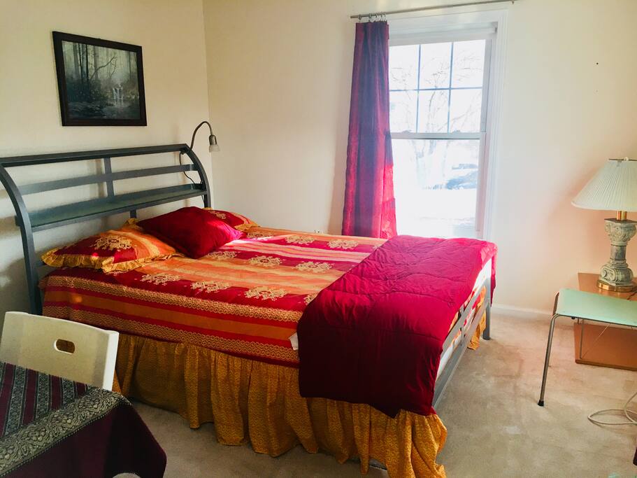 Bedroom-Queen bed