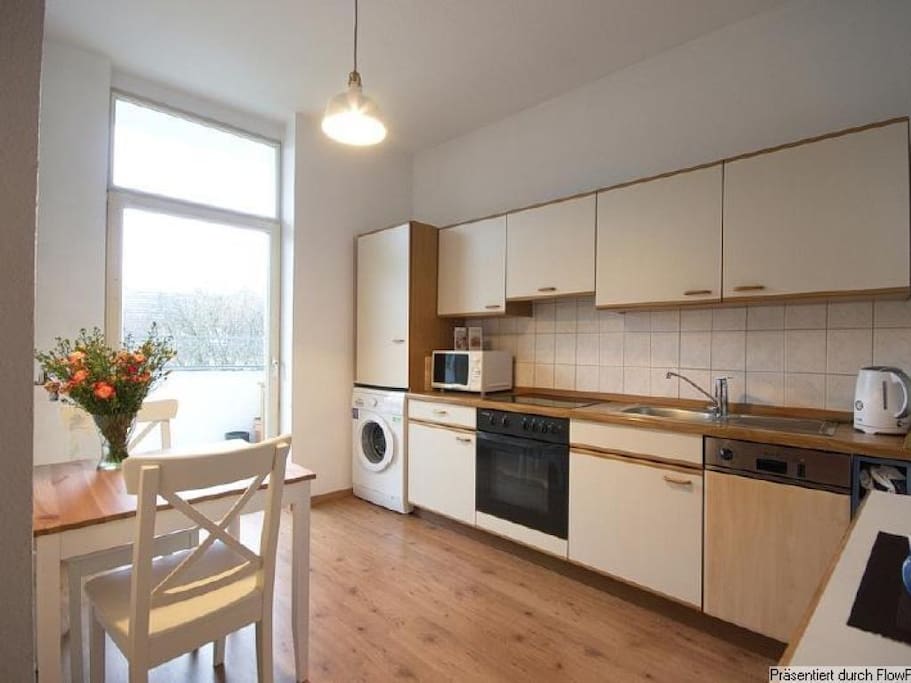 Küche mit Zugang zum Balkon