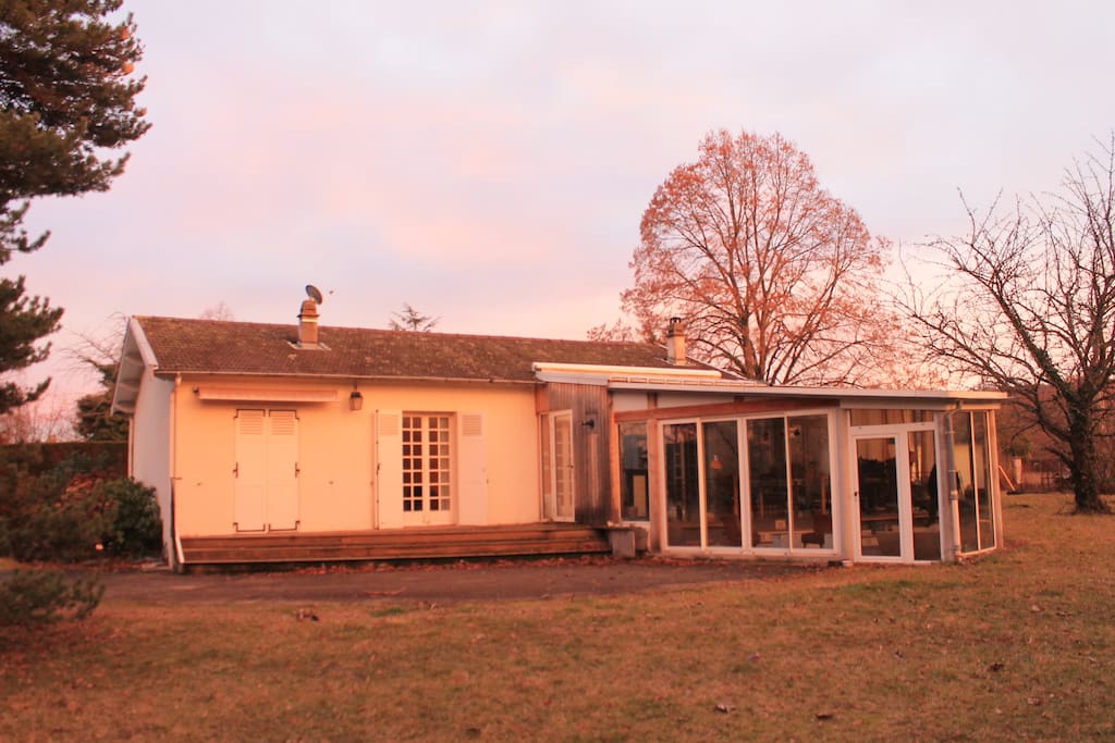 vue de la maison depuis le jardin avec son agrandissement véranda