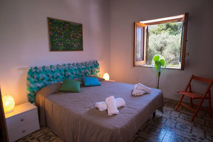 חדר זוגי "עצי זית" המשקיף על הגינה